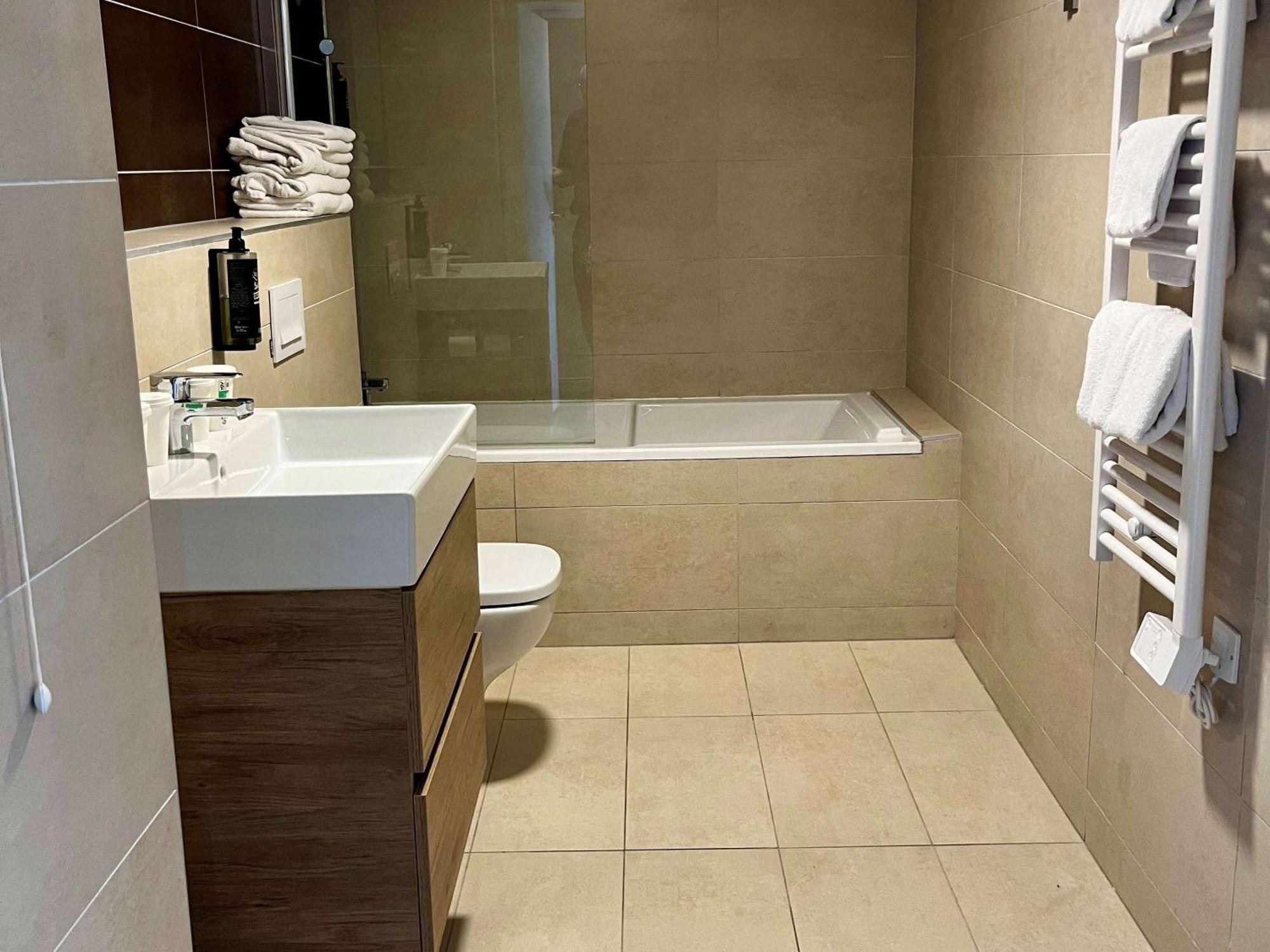 Ibis Styles Cabries Aix-En-Provence Tgv Hotell Exteriör bild