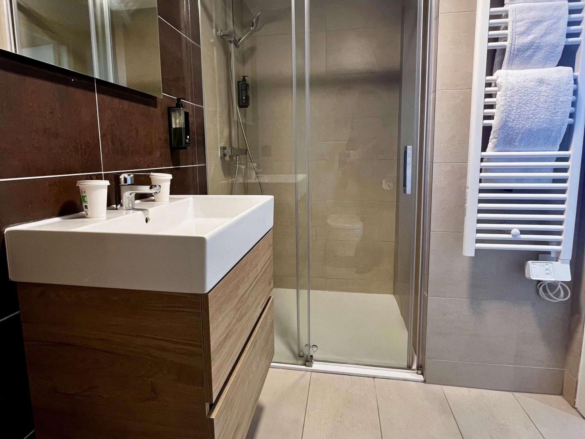 Ibis Styles Cabries Aix-En-Provence Tgv Hotell Exteriör bild