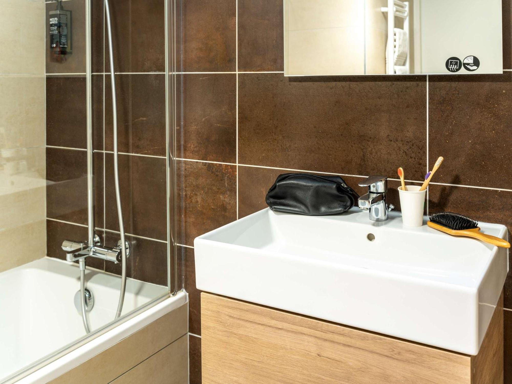 Ibis Styles Cabries Aix-En-Provence Tgv Hotell Exteriör bild