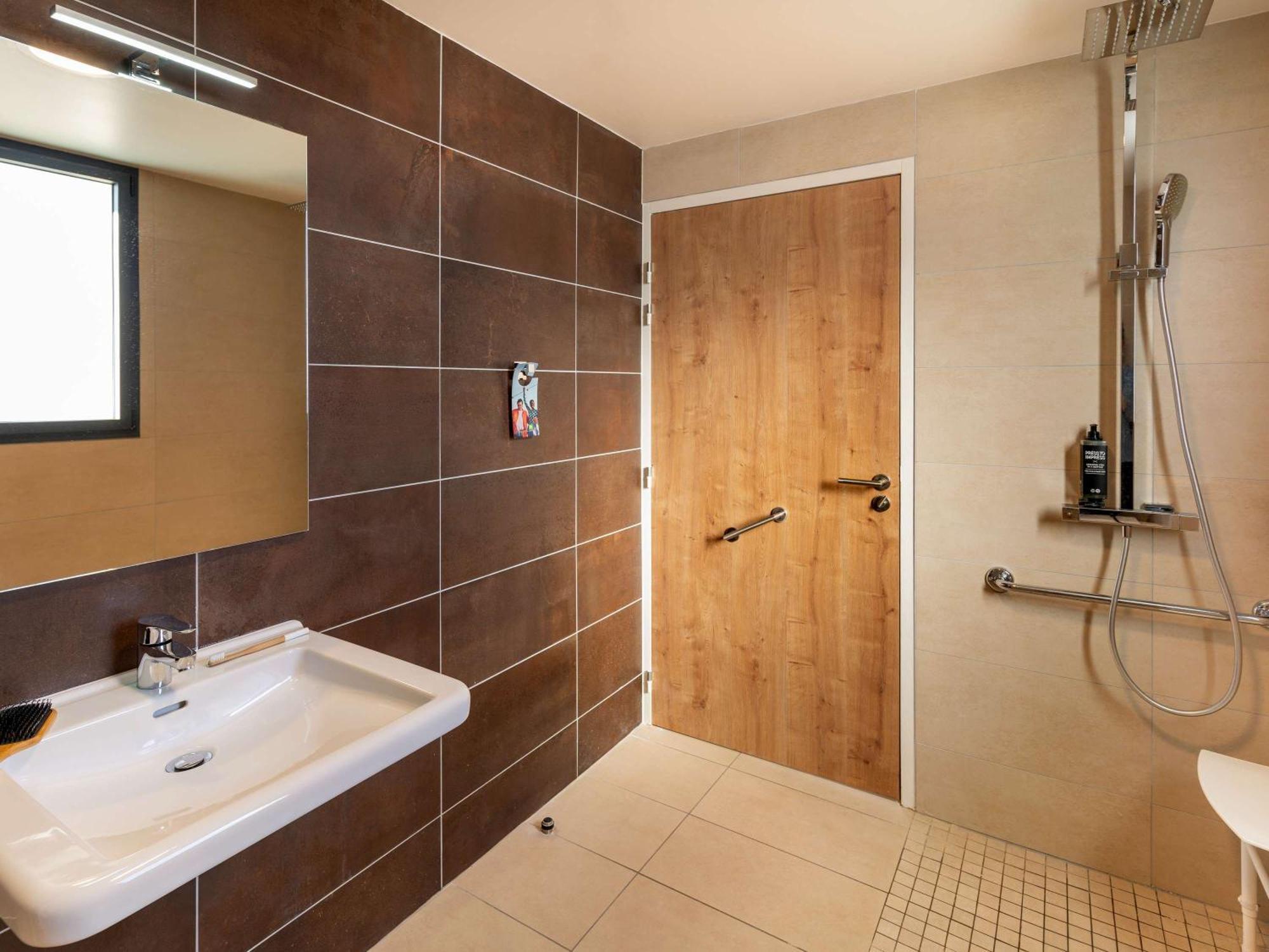 Ibis Styles Cabries Aix-En-Provence Tgv Hotell Exteriör bild